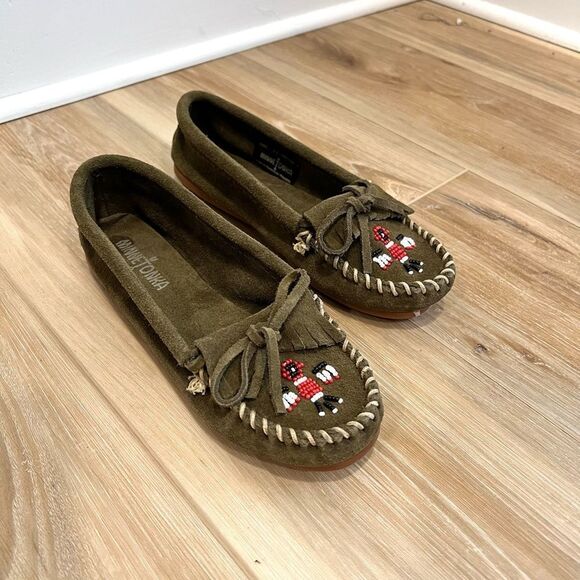 MINNETONKA Women’s Green Thunderbird Moccasins Size 5.5 - Picture 3 of 6